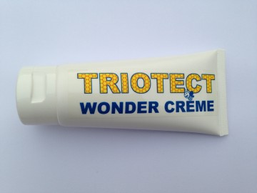 Triotect de huidbeschermer   beschermt herstelt en hydrateert de huid   nieuw nu ook bij shopvoorjehond verkrijgbaar   voorkant tube